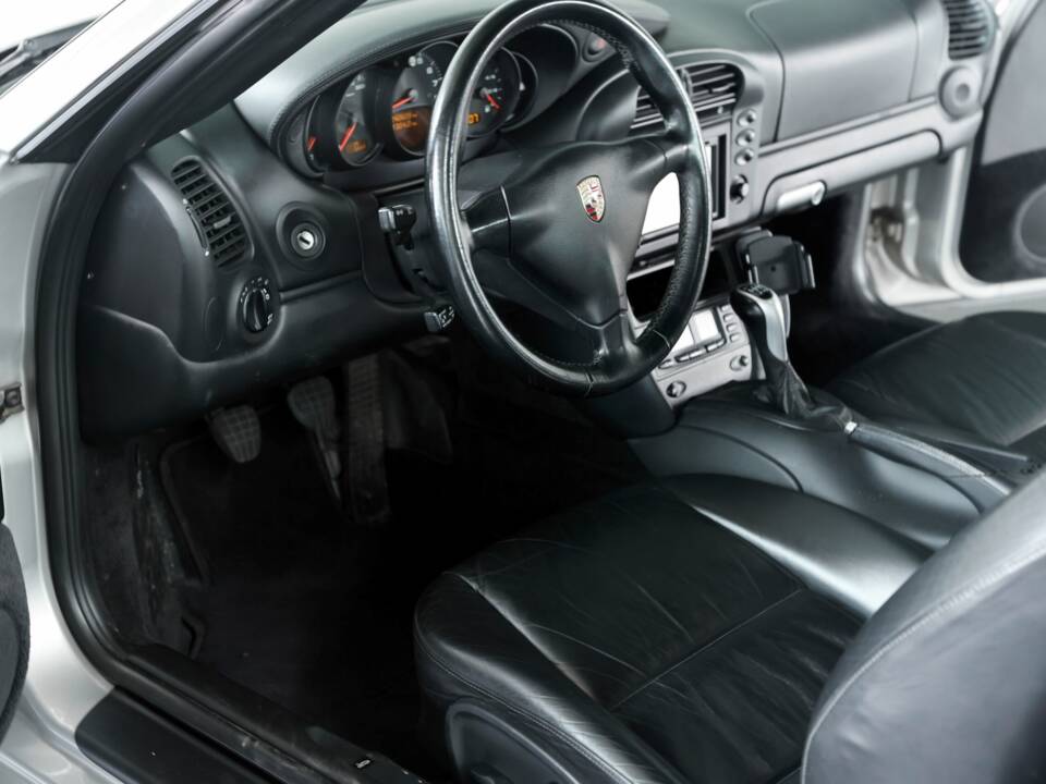 Image 21/50 of Porsche 911 Carrera 4S (2004)