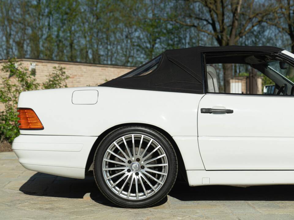 Image 21/50 of Mercedes-Benz SL 320 (1997)