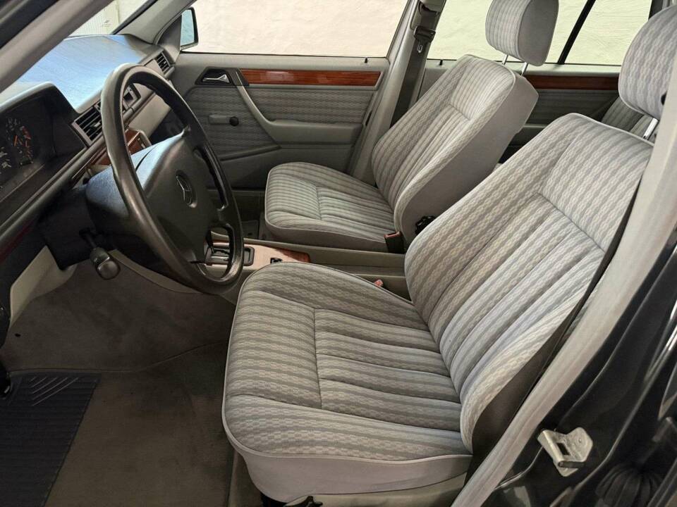 Image 36/43 of Mercedes-Benz 230 TE (1992)