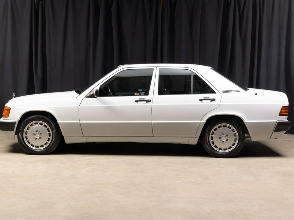 Image 24/78 de Mercedes-Benz 190 E 1.8 (1992)