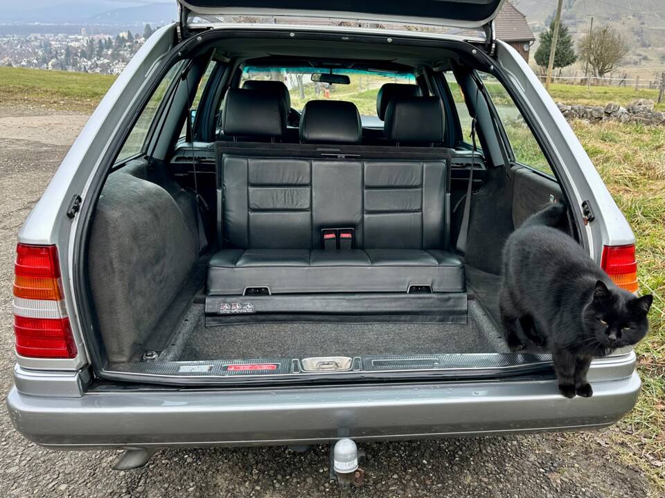 Image 16/16 of Mercedes-Benz E 300 Turbodiesel T (1996)