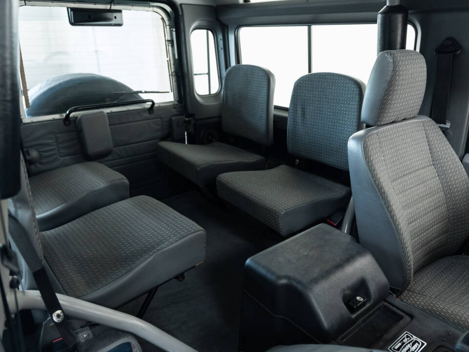 Image 24/43 of Land Rover Defender 90 &quot;50th Anniversary&quot; (1998)