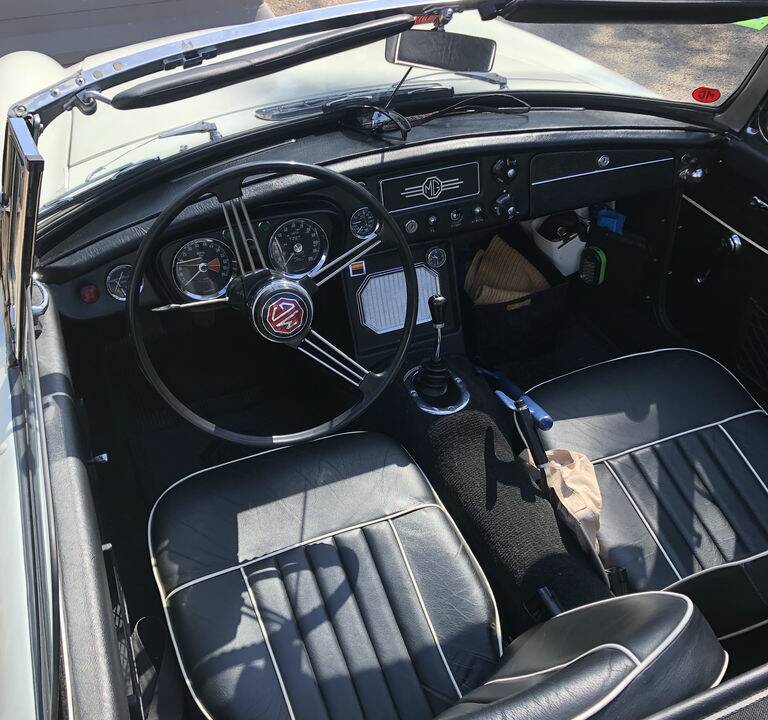Image 2/7 de MG MGB (1964)