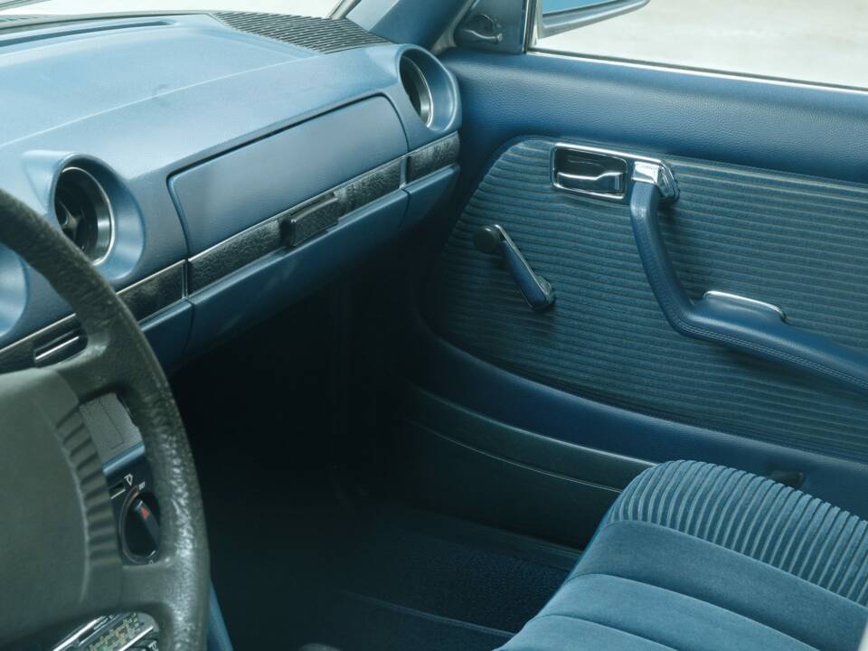 Bild 25/50 von Mercedes-Benz 230 (1977)