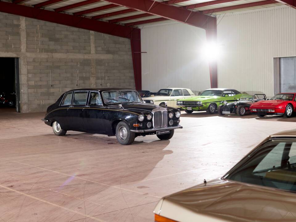 Image 25/70 of Daimler DS 420 (1976)