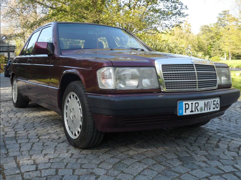 Image 16/137 of Mercedes-Benz 190 E 1.8 Avantgarde &quot;Rosso&quot; (1992)