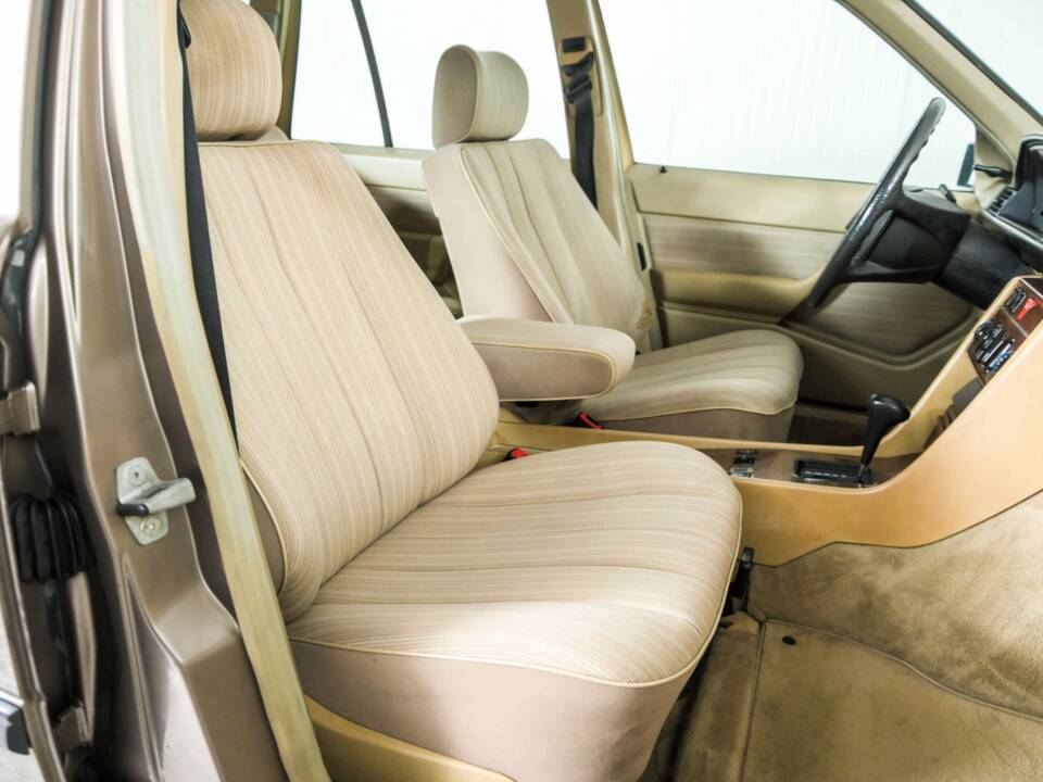 Image 16/50 of Mercedes-Benz 300 TD (1986)