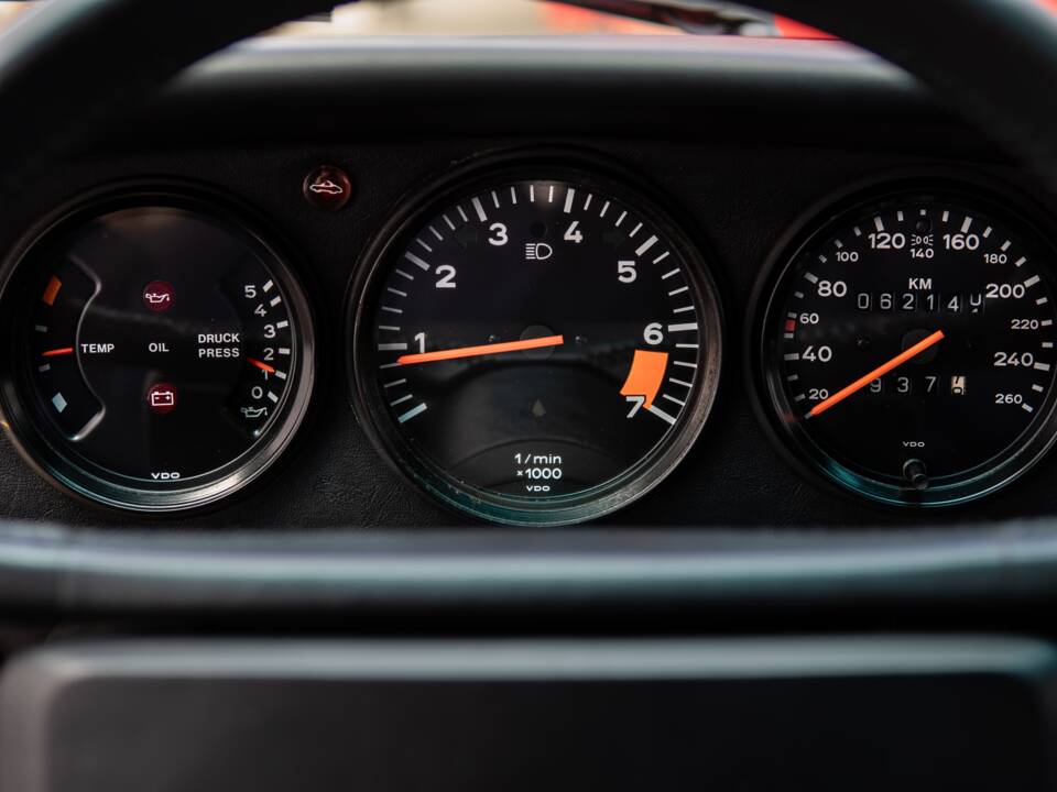 Image 24/29 of Porsche 911 Carrera 3.2 (1989)