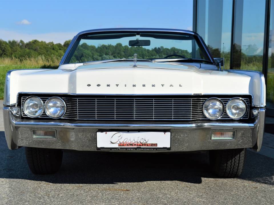 Image 2/50 of Lincoln Continental Convertible (1967)