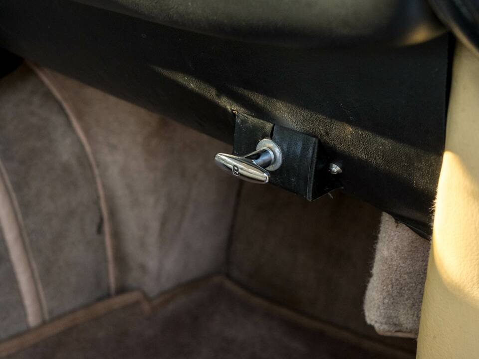 Immagine 28/36 di Aston Martin DB 6 Mk II (1970)