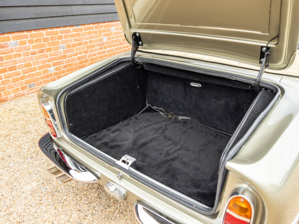 Immagine 8/57 di Aston Martin DB 6 Volante (1969)