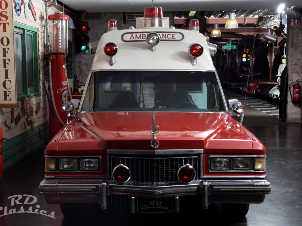 Image 8/50 of Cadillac Fleetwood 60 Ambulance (1975)