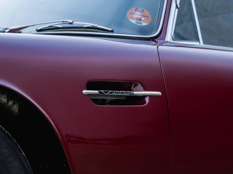 Image 13/30 de Aston Martin DB 6 Vantage (1969)