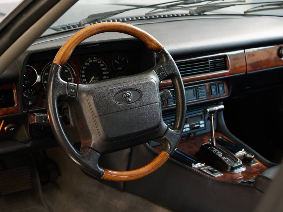 Image 36/50 of Jaguar XJS 5.3 V12 (1993)