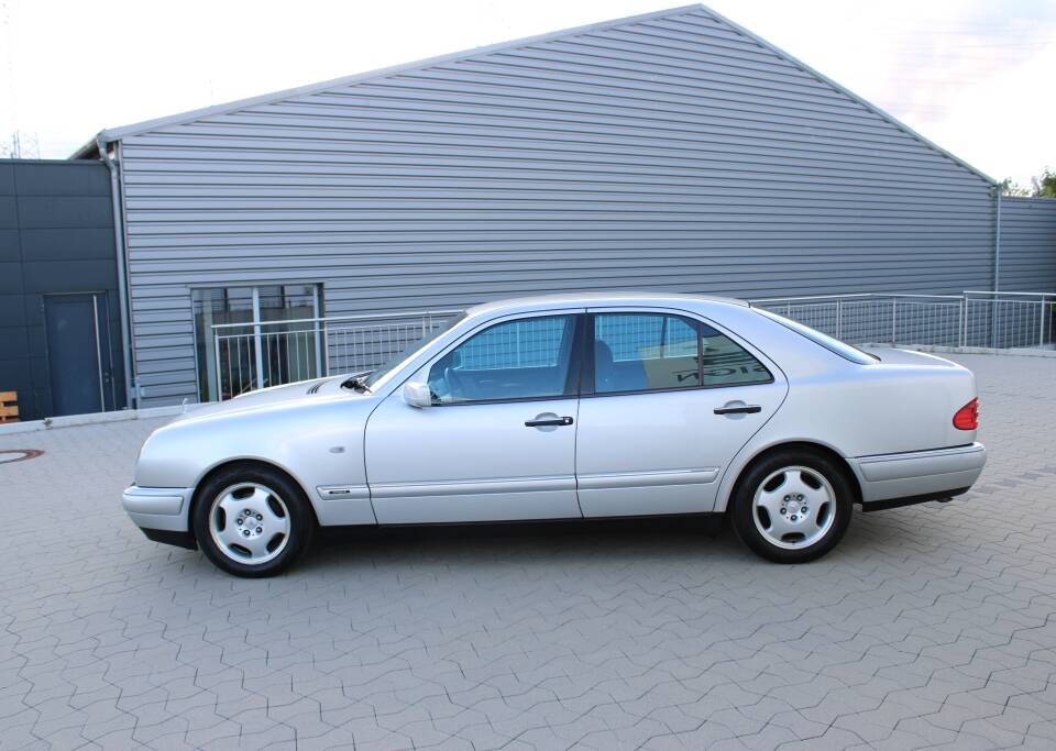 Bild 2/11 von Mercedes-Benz E 280 (1998)