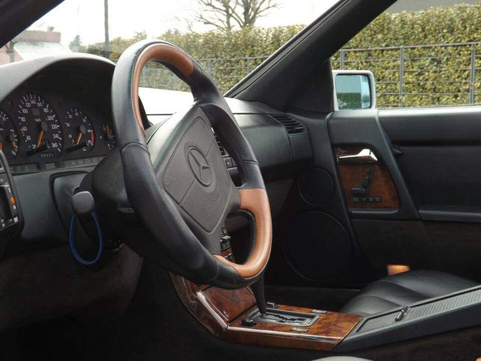 Image 22/50 of Mercedes-Benz 500 SL (1991)