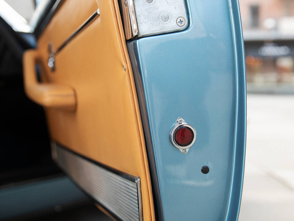 Image 32/40 of Ferrari 365 GT 2+2 (1969)