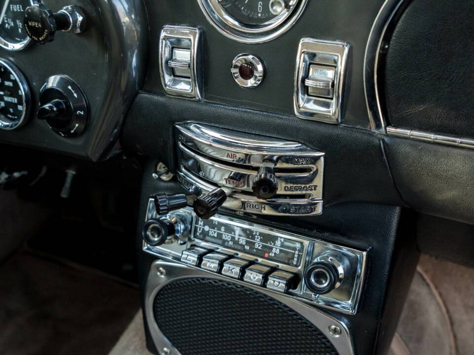 Immagine 25/36 di Aston Martin DB 6 Mk II (1970)