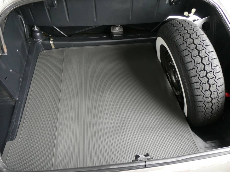 Image 18/26 of Mercedes-Benz 190 SL (1962)