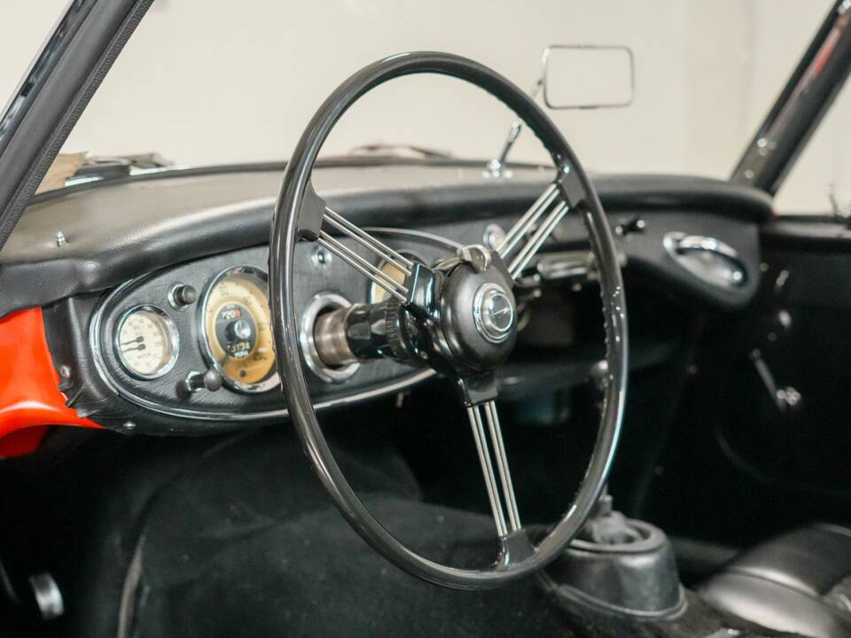 Image 18/50 of Austin-Healey 3000 Mk II (BJ7) (1964)