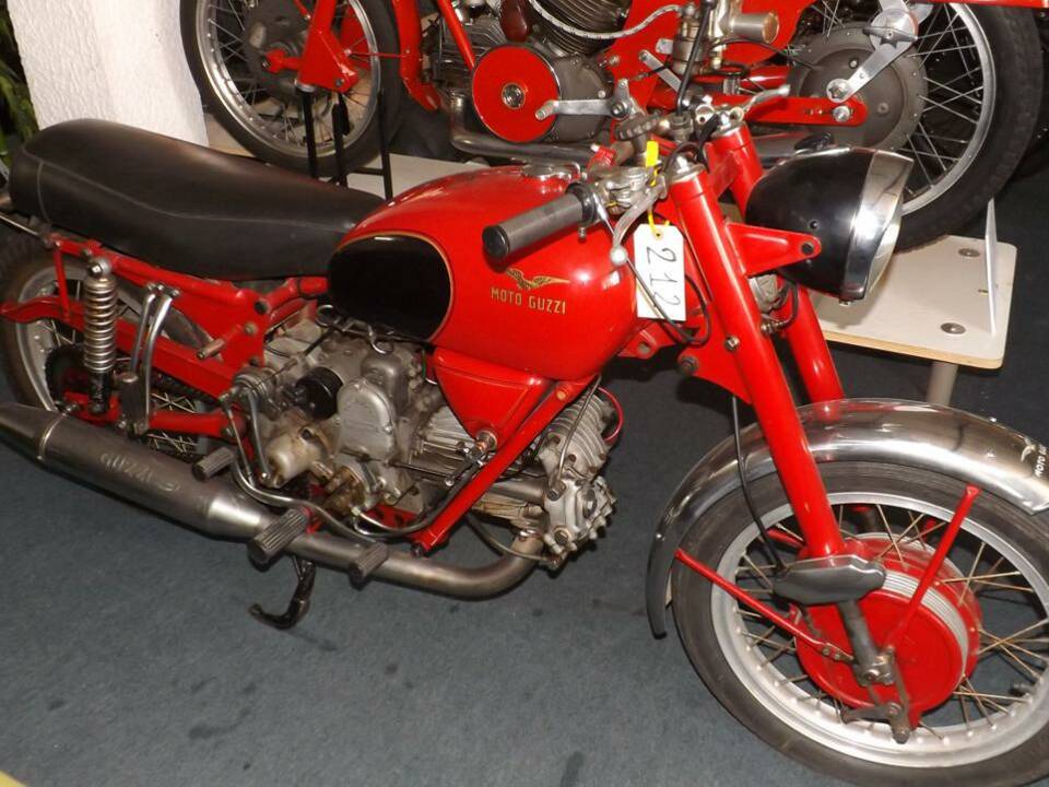 Immagine 1/35 di Moto Guzzi Nuovo Falcone (1973)