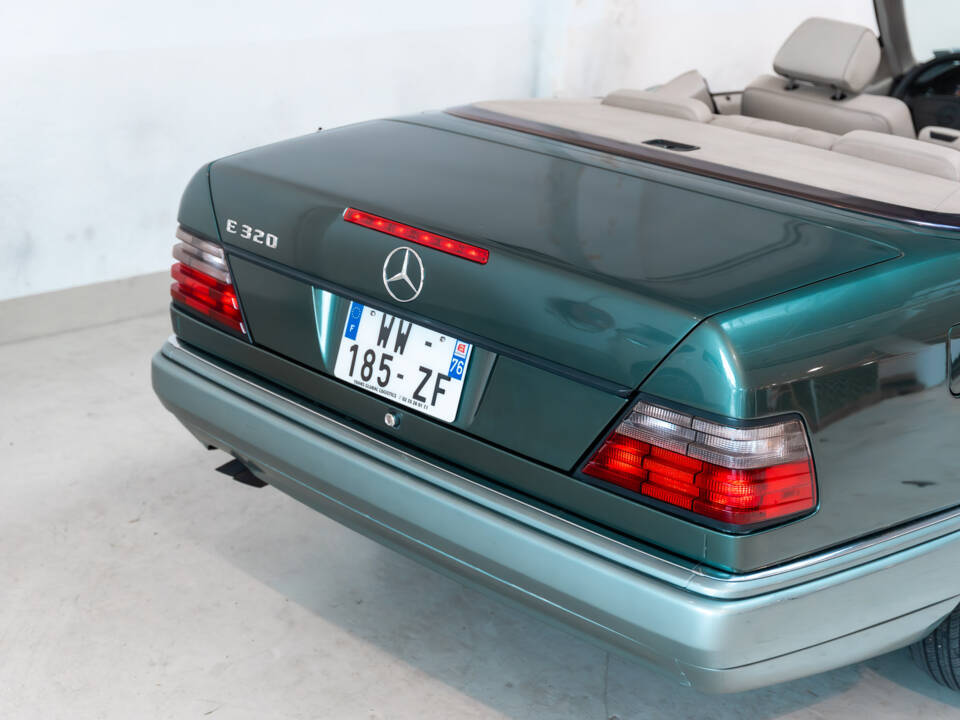 Image 20/27 of Mercedes-Benz E 320 (1994)