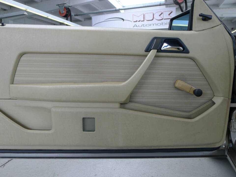 Image 21/33 of Mercedes-Benz 300 CE (1988)