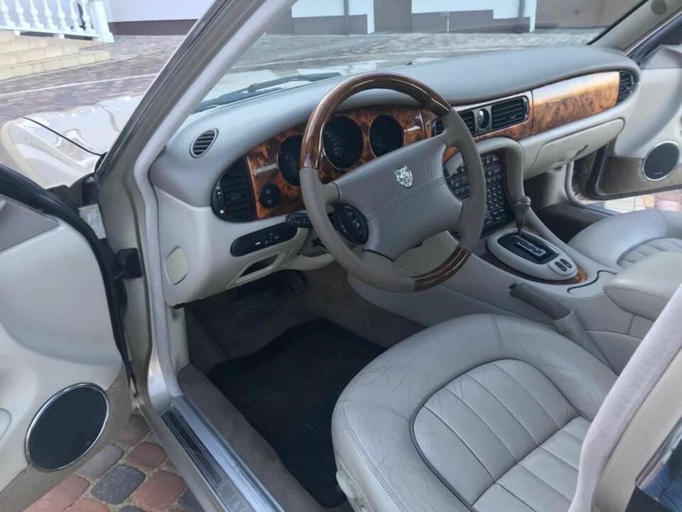 Bild 2/8 von Jaguar XJ 8 Sovereign (1998)