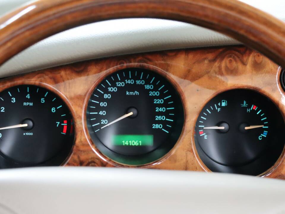 Image 4/50 de Jaguar XK8 4.0 (1997)