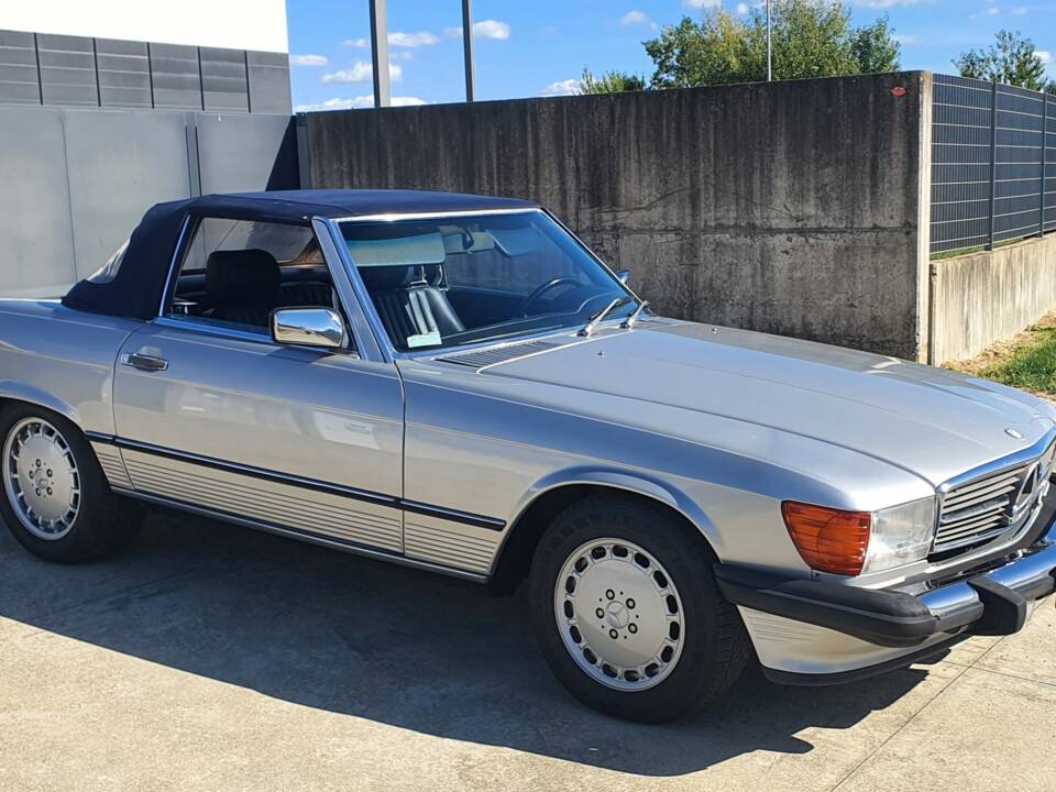 Afbeelding 16/34 van Mercedes-Benz 560 SL (1987)