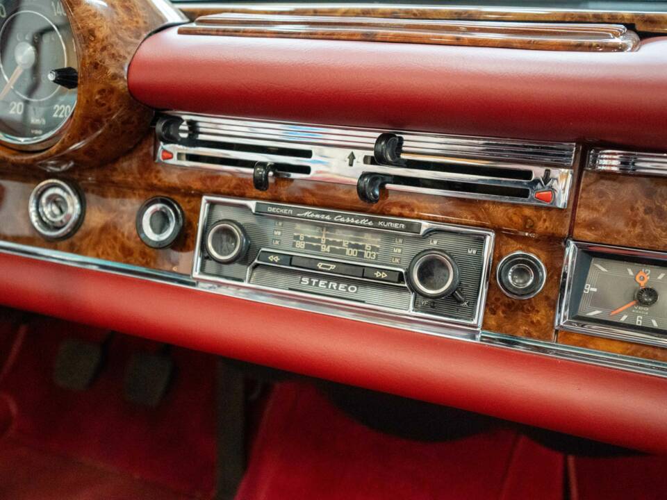 Image 23/37 of Mercedes-Benz 250 SE (1966)