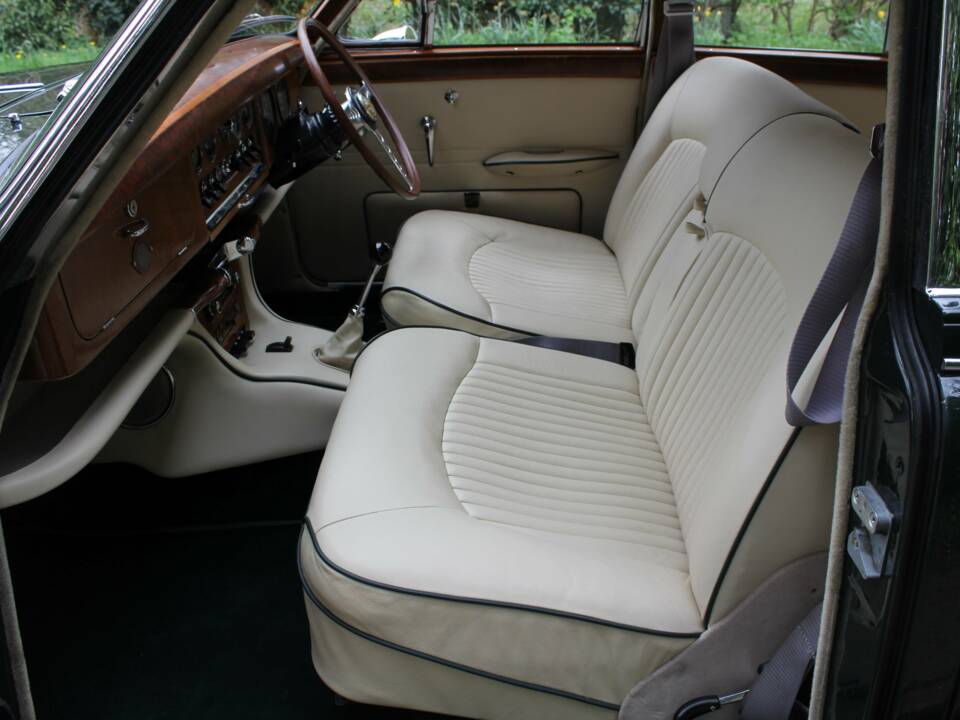 Image 12/20 of Jaguar S-Type 3.4 (1968)