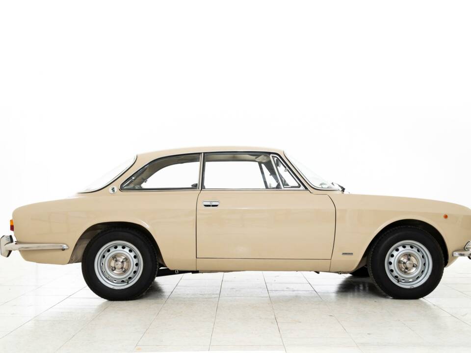Image 1/5 of Alfa Romeo Giulia GT 1300 Junior (1975)
