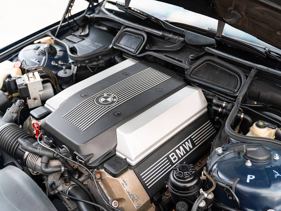 Image 54/55 of BMW 740i (1997)