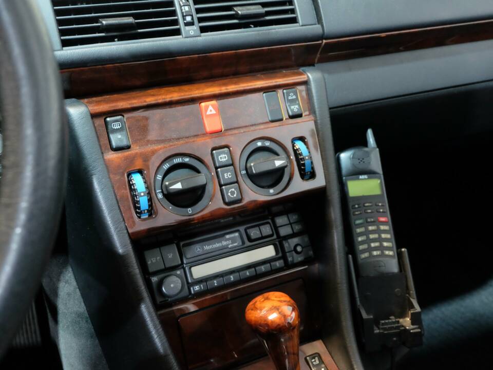 Image 9/30 de Mercedes-Benz E 220 (1995)