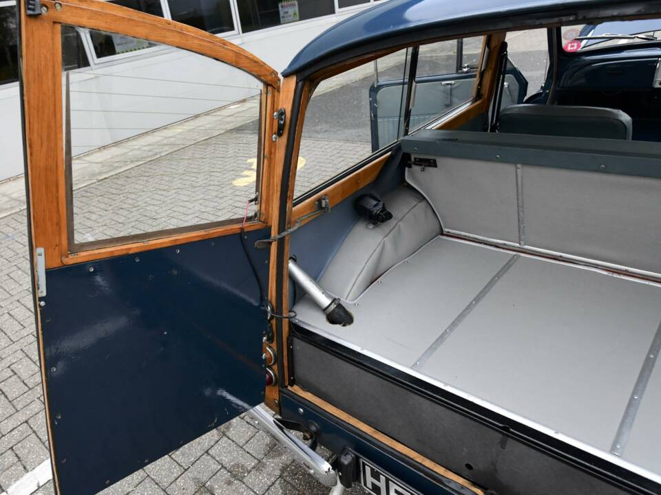 Image 21/50 of Morris Minor 1000 Traveller (1969)