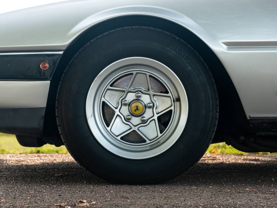 Image 8/32 of Ferrari 400 GT (1977)
