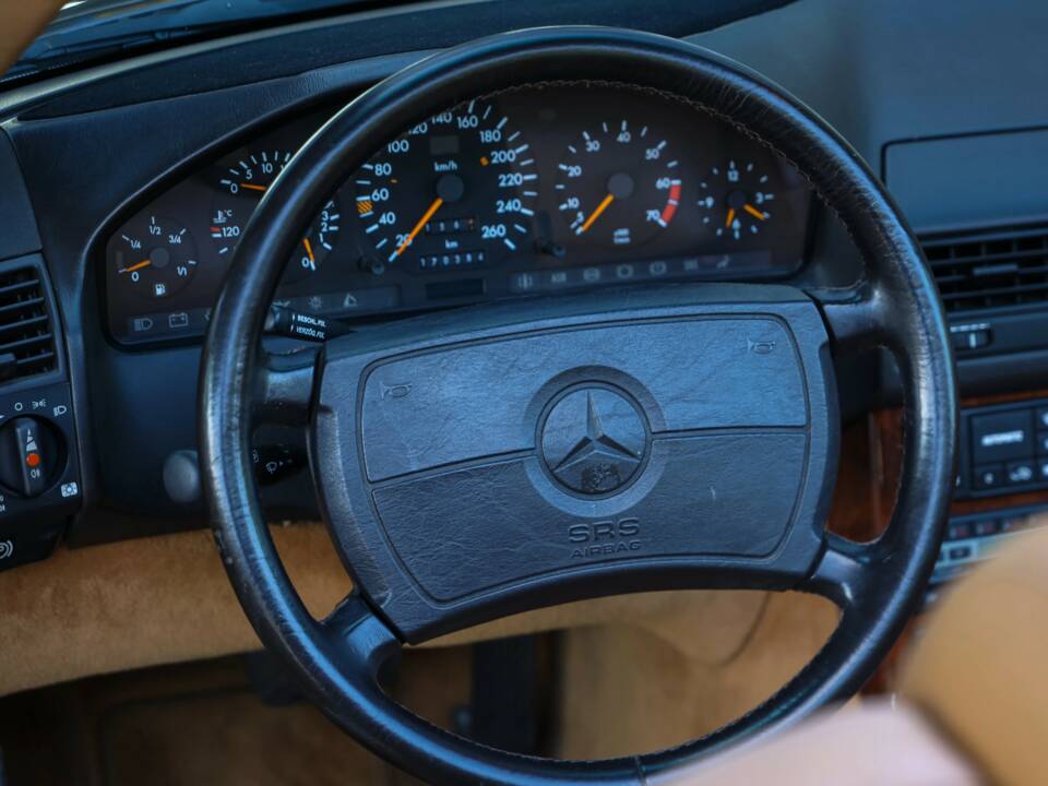Image 22/50 of Mercedes-Benz 500 SL (1990)