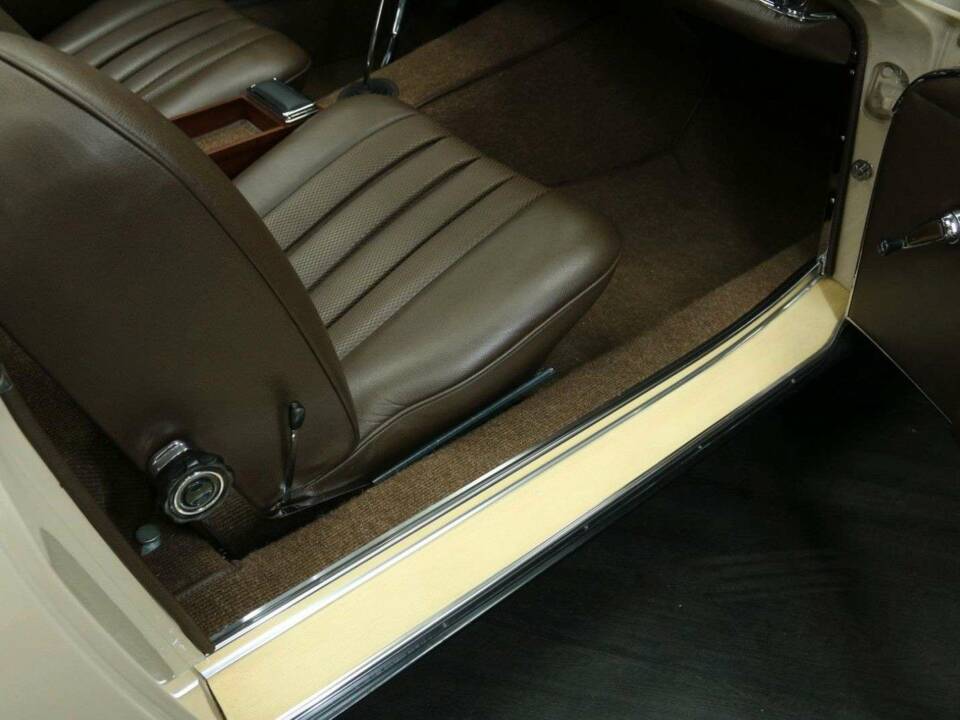 Image 31/50 of Mercedes-Benz 230 SL (1967)