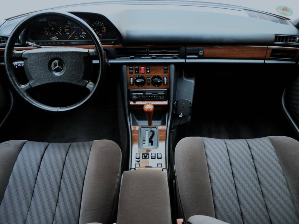 Image 25/64 of Mercedes-Benz 300 SE (1990)