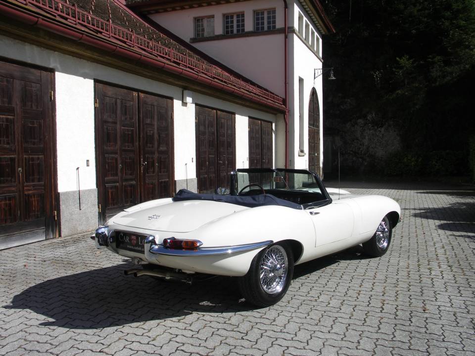 Image 3/36 of Jaguar E-Type 4.2 (1966)