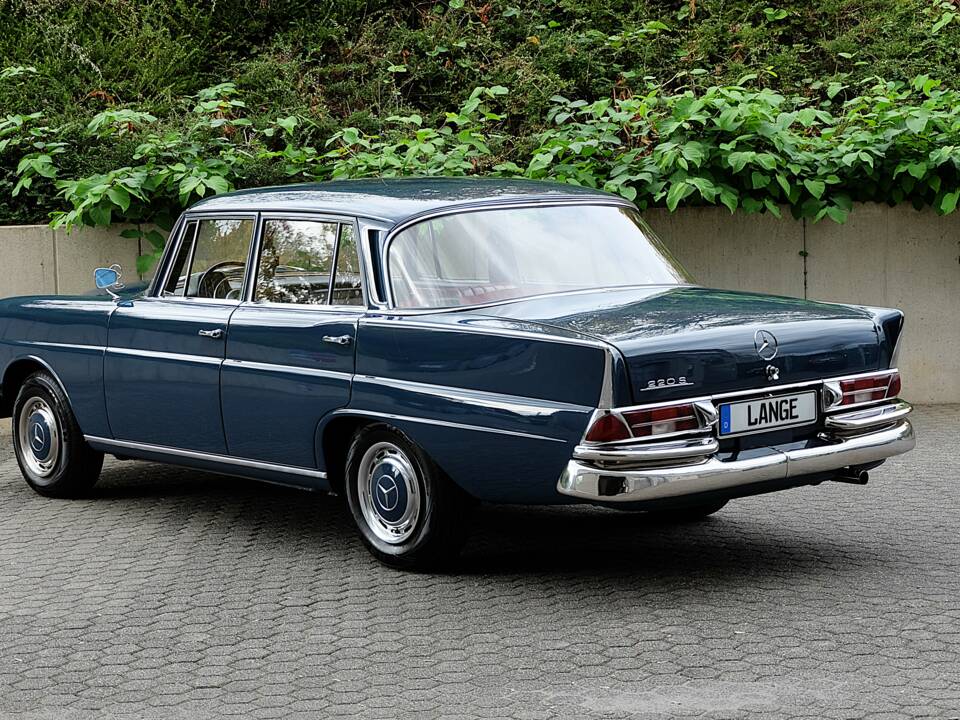 Image 2/76 de Mercedes-Benz 220 S b (1963)