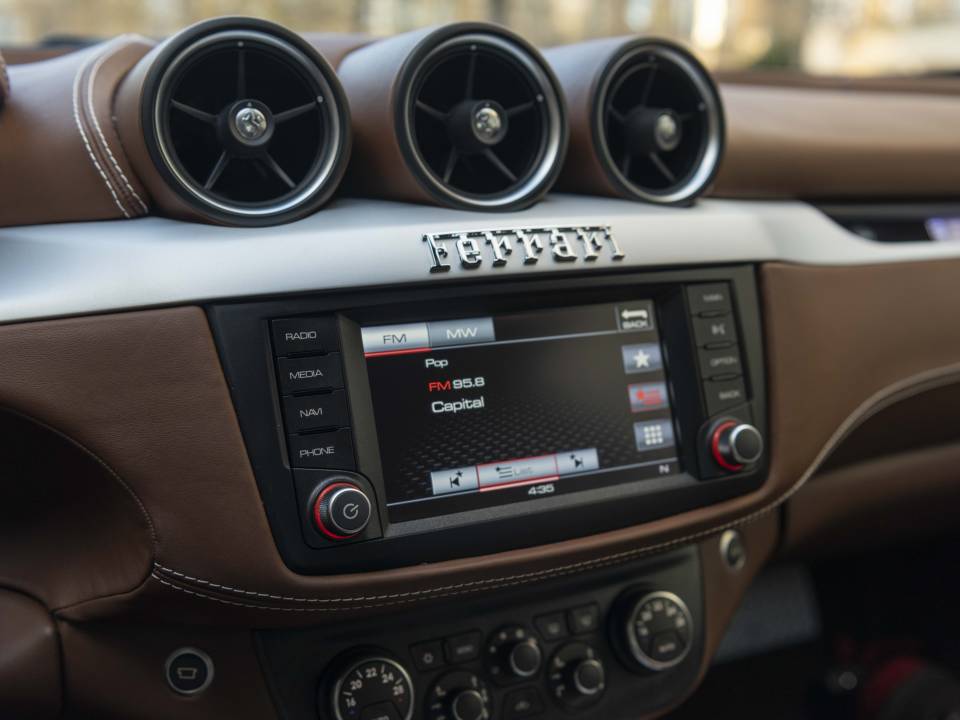 Image 23/32 of Ferrari FF (2015)