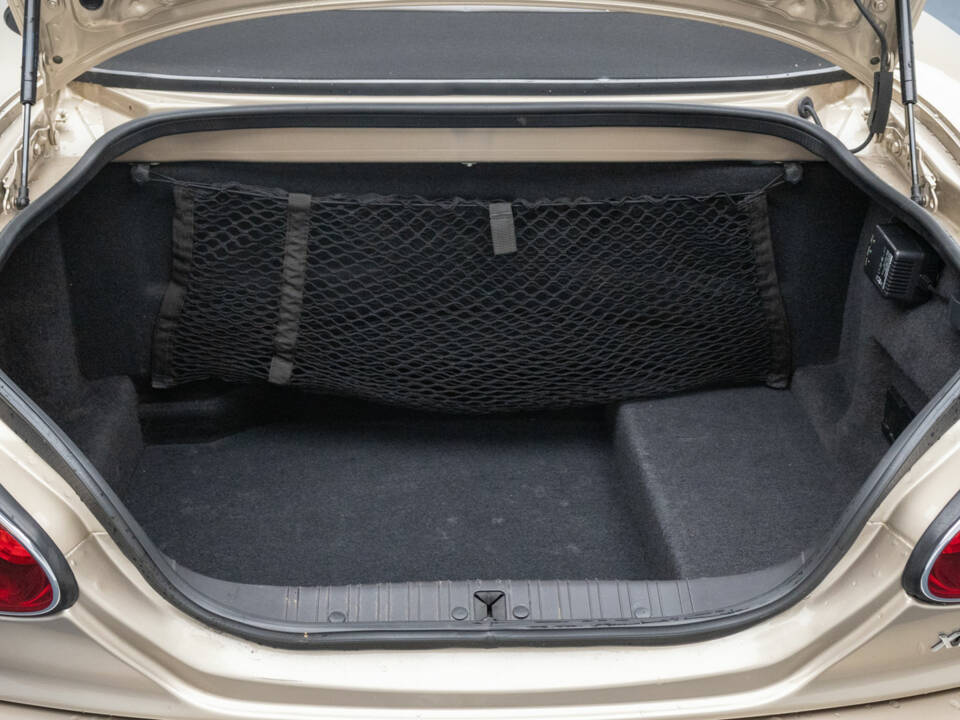 Image 8/9 of Jaguar XKR (2001)