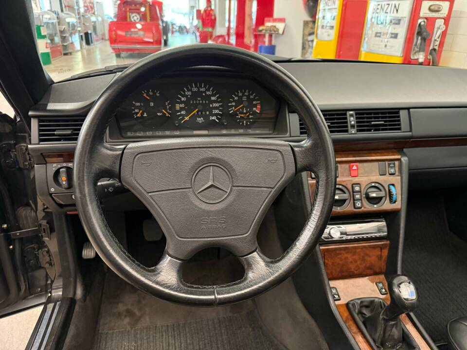 Bild 9/18 von Mercedes-Benz E 200 (1994)