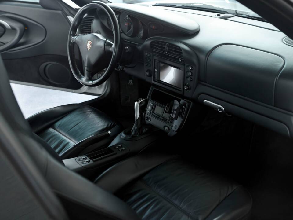 Image 26/50 of Porsche 911 Carrera 4S (2004)