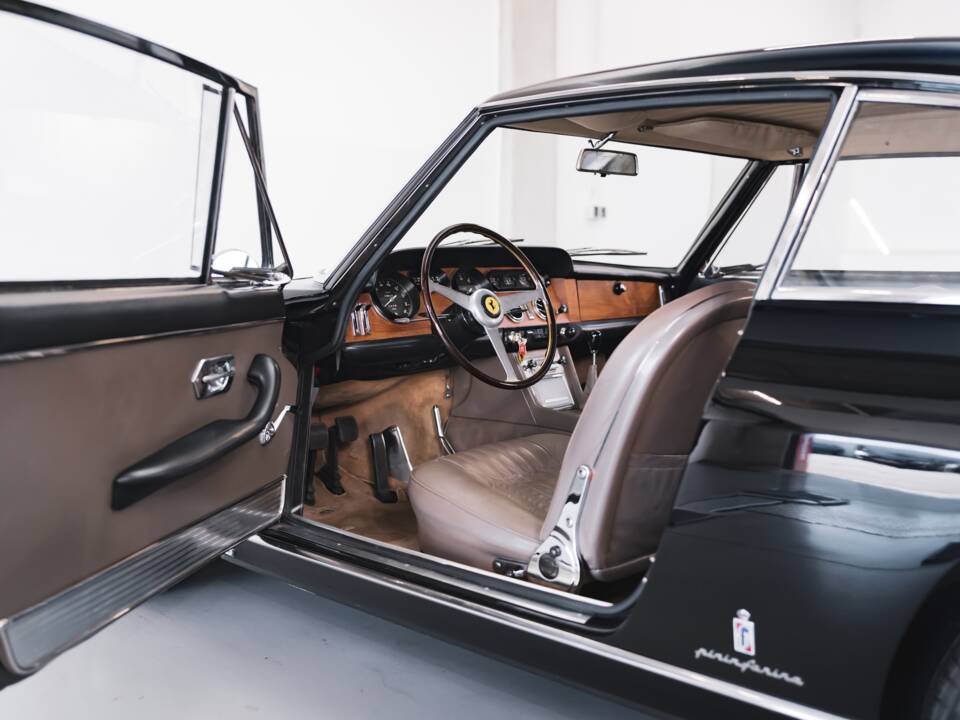 Image 69/100 of Ferrari 330 GT 2+2 (1965)