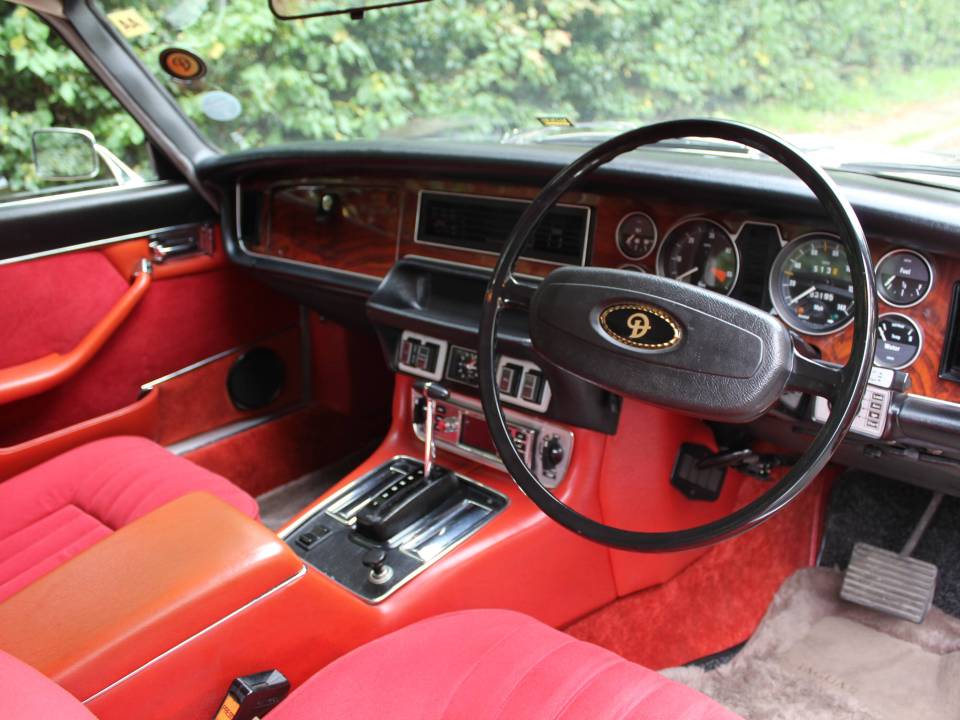 Image 8/14 de Daimler Sovereign 4.2 (1977)