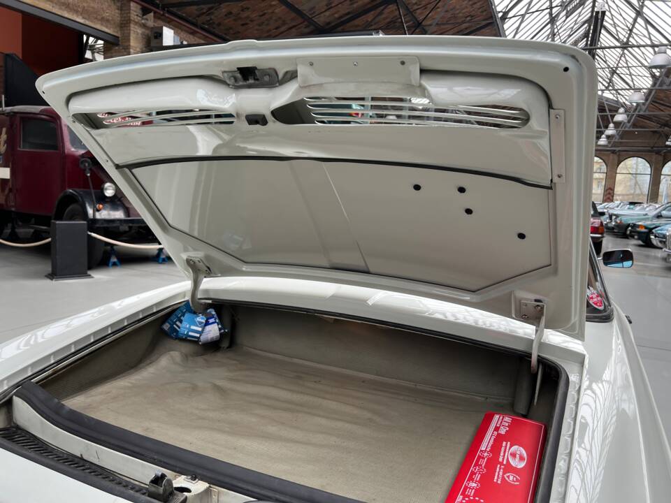 Image 25/37 of Volkswagen Karmann Ghia 1600 L (1968)