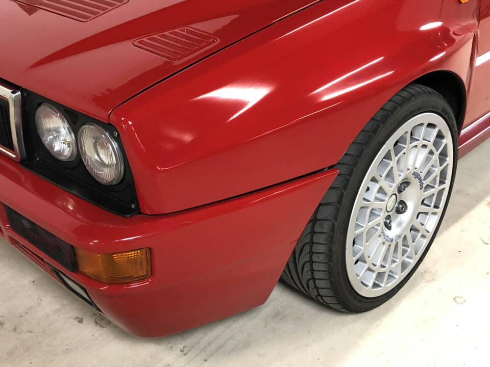 Image 15/33 of Lancia Delta HF Integrale Evoluzione I (1992)